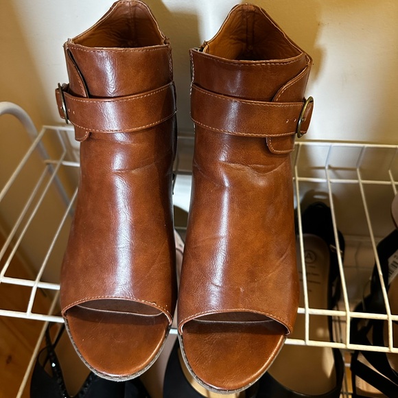 Brown heels - Picture 1 of 3